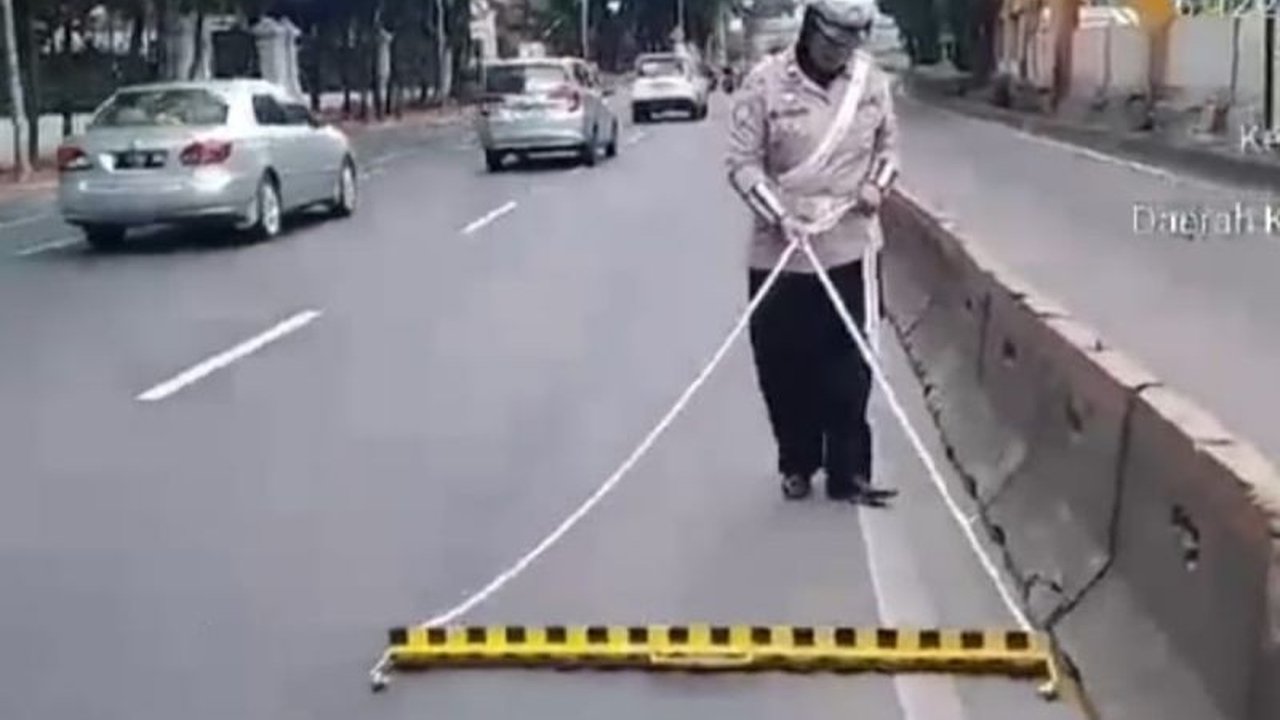 Kepolisian Jakarta Pusat bersama tim gabungan membersihkan ranjau paku di Jalan Pejompongan untuk mencegah kecelakaan selama arus mudik Lebaran, sekaligus meningkatkan patroli dan pengawasan.