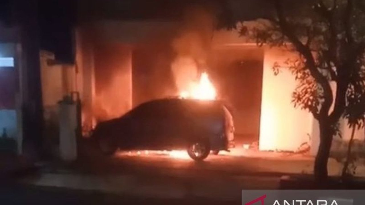 Polres Cianjur selidiki kasus pembakaran dua mobil di Jalan Siliwangi yang diduga disengaja, pelaku masih diburu.