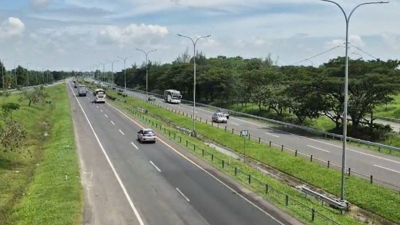 Arus lalu lintas di Tol Jakarta-Cikampek hingga Cipali terpantau ramai lancar pada Rabu siang, meski sempat terjadi kepadatan dan diterapkan contraflow di beberapa titik.