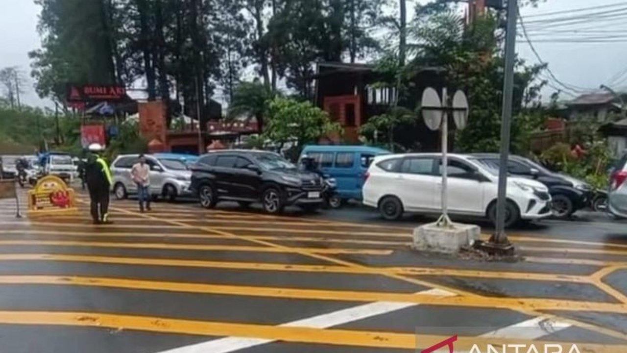 Kemacetan parah hingga 12 kilometer terjadi di jalur Puncak pada H+1 Lebaran 2025, memaksa pengendara mencari jalur alternatif Jonggol dan Sukabumi.