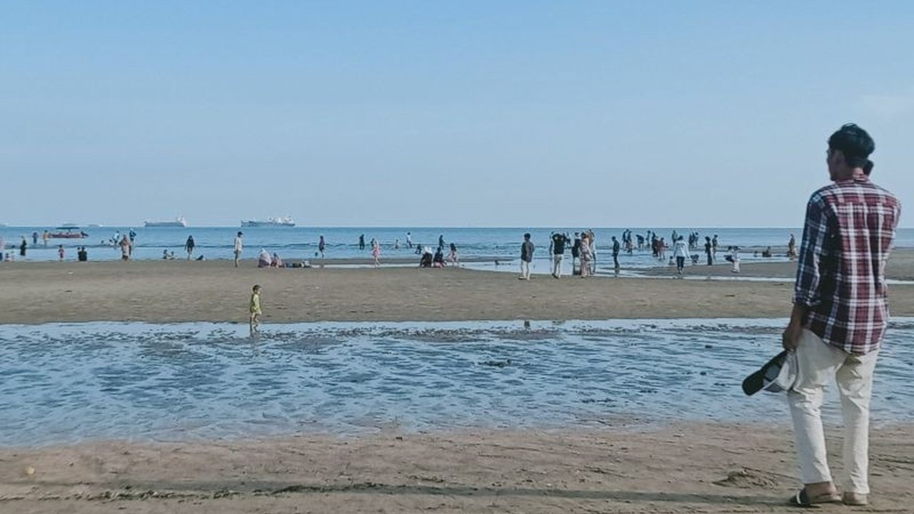Antisipasi lonjakan pengunjung pantai saat libur Lebaran 2025, BPBD Kabupaten Penajam Paser Utara kerahkan personel untuk menjaga keselamatan wisatawan di Pantai Sipakario, Tanjung, dan Corong.