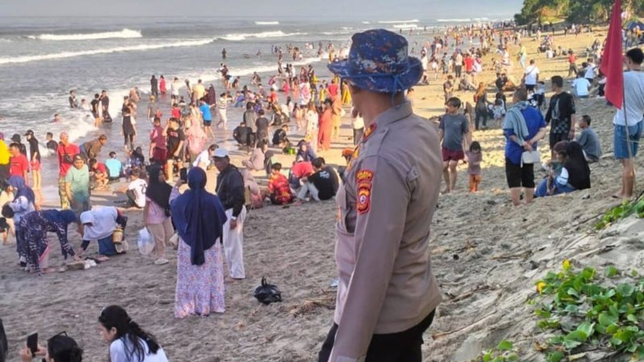 Satpolairud Polres Garut meningkatkan patroli di pantai-pantai selatan Garut selama libur Lebaran untuk mencegah kecelakaan laut dan menjaga keamanan wisatawan.
