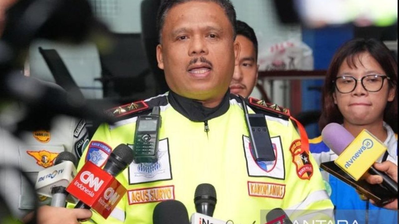 Korlantas Polri telah menyiapkan rekayasa lalu lintas, termasuk contraflow dan one way, untuk memastikan kelancaran arus balik Lebaran 2025 yang diprediksi terjadi pada 5 atau 6 April mendatang.