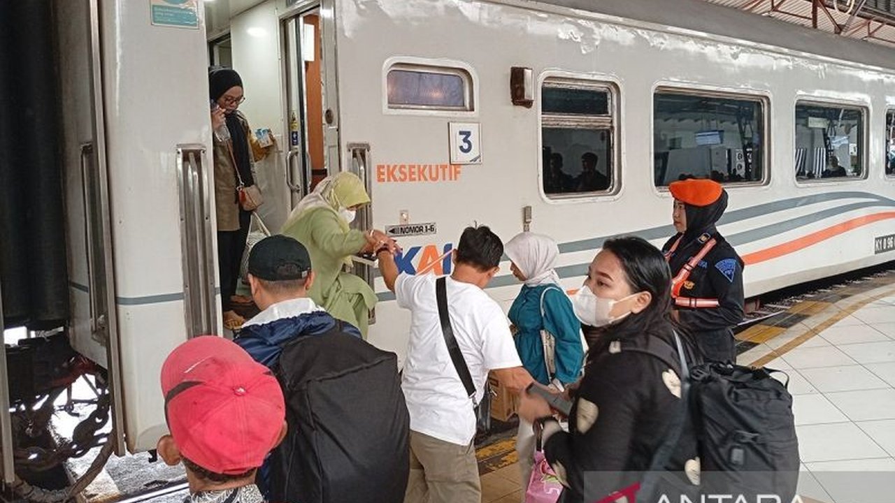 PT KAI Daop 5 Purwokerto mengingatkan penumpang kereta api untuk mematuhi aturan bagasi selama arus balik Lebaran 2025, dengan mencantumkan batasan berat, volume, dan dimensi bagasi, serta barang-barang terlarang.