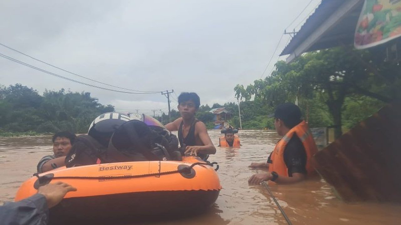 Banjir bandang melanda Desa Korompeeli, Morowali Utara akibat luapan Sungai Tambalako; Satbrimob Polda Sulteng lakukan evakuasi warga dan bantuan.