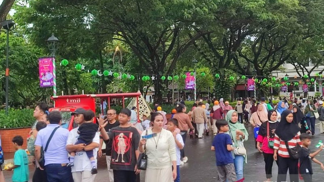 Hari ketiga Lebaran, TMII dipadati hampir 18 ribu pengunjung dan diprediksi terus bertambah hingga sore, dengan berbagai atraksi budaya dan wahana yang siap menghibur.