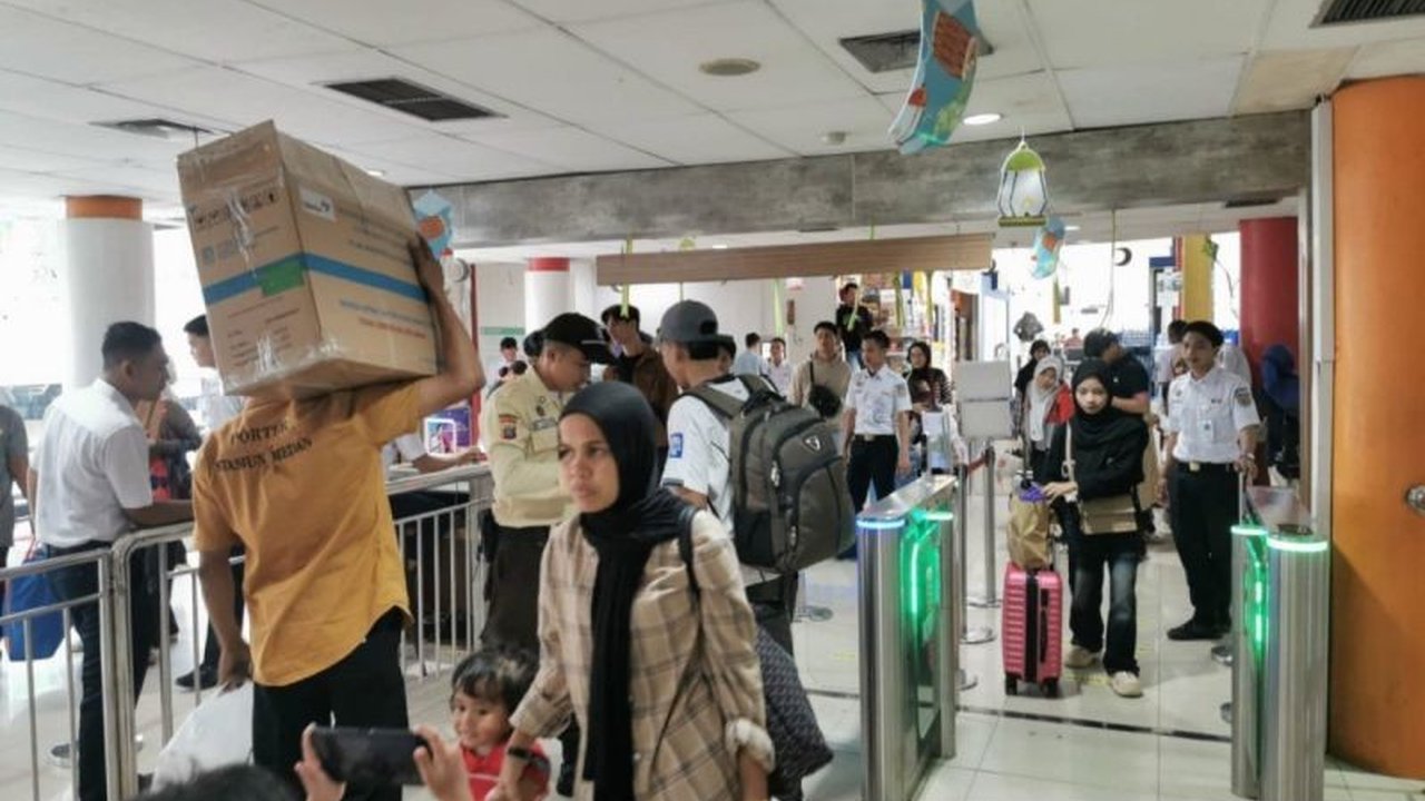 PT KAI Divre I Sumut mencatat rekor volume penumpang tertinggi pada 2 Syawal 1446 H dengan 11.662 penumpang, menunjukkan tingginya minat masyarakat menggunakan kereta api untuk mudik Lebaran 2025.