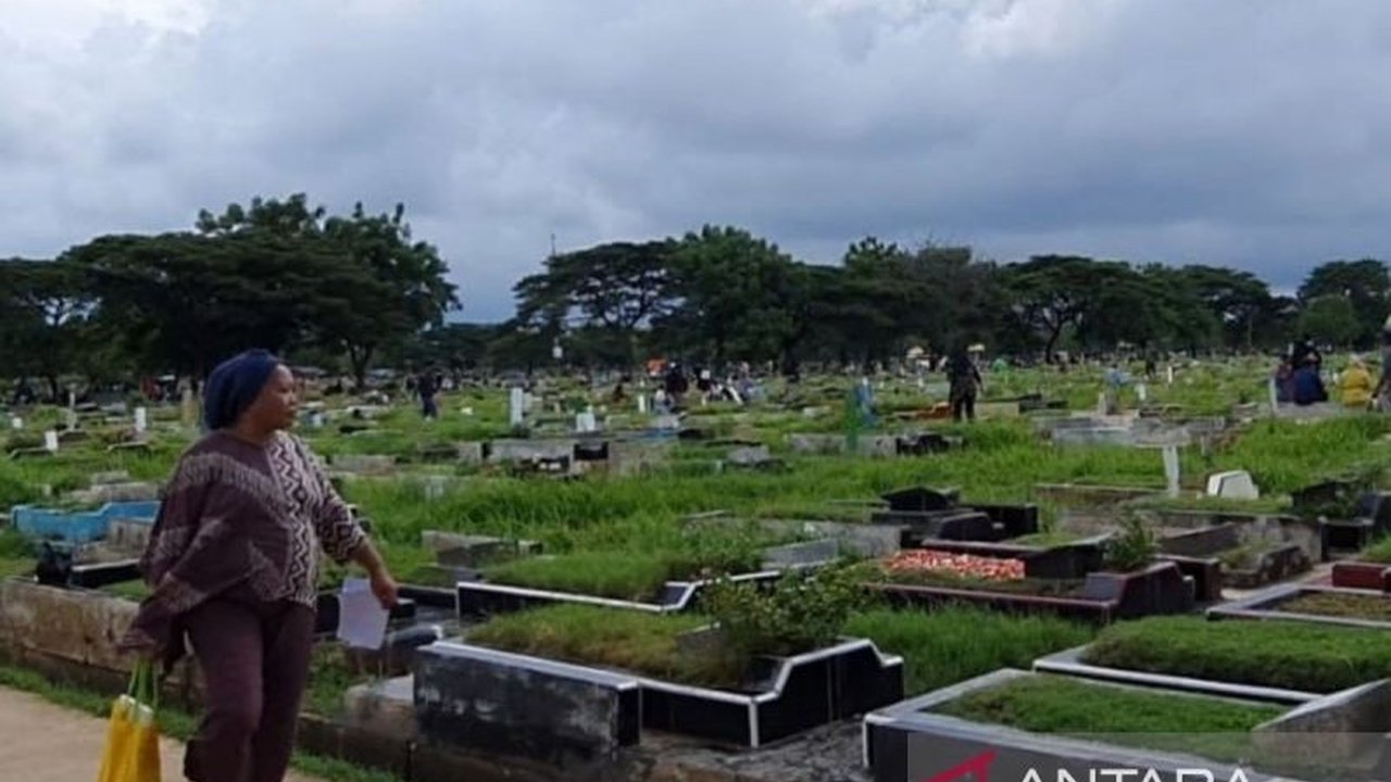 Ribuan warga memadati TPU Semper, Jakarta Utara, untuk berziarah selama libur Lebaran, meningkat drastis dibanding hari biasa, dengan pedagang bunga juga merasakan peningkatan omzet.