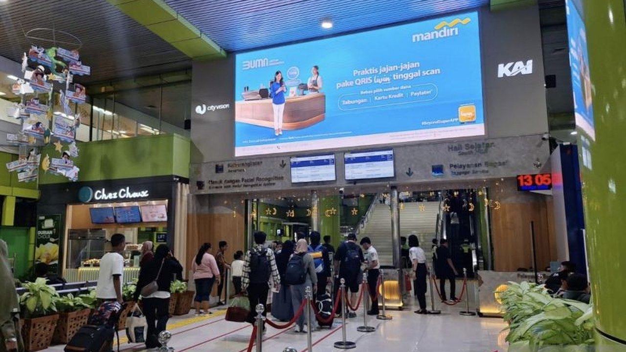 Penerapan teknologi face recognition di Stasiun Gambir berhasil meminimalisir antrean penumpang pada arus balik Lebaran 2024, meskipun okupansi mencapai 77 persen.