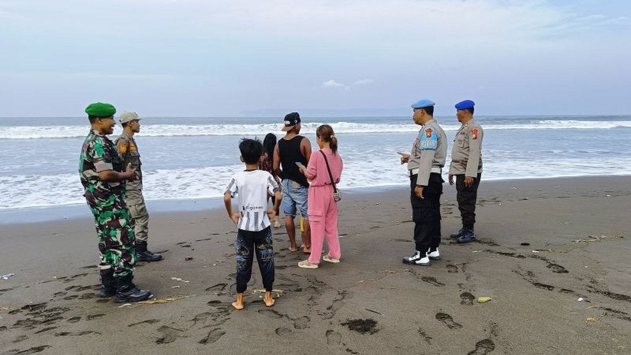 Polisi Perairan dan Udara (Polairud) Polres Jember meningkatkan patroli di pantai-pantai wisata selama libur Lebaran 2025 untuk memastikan keamanan dan ketertiban masyarakat serta mencegah kecelakaan laut.