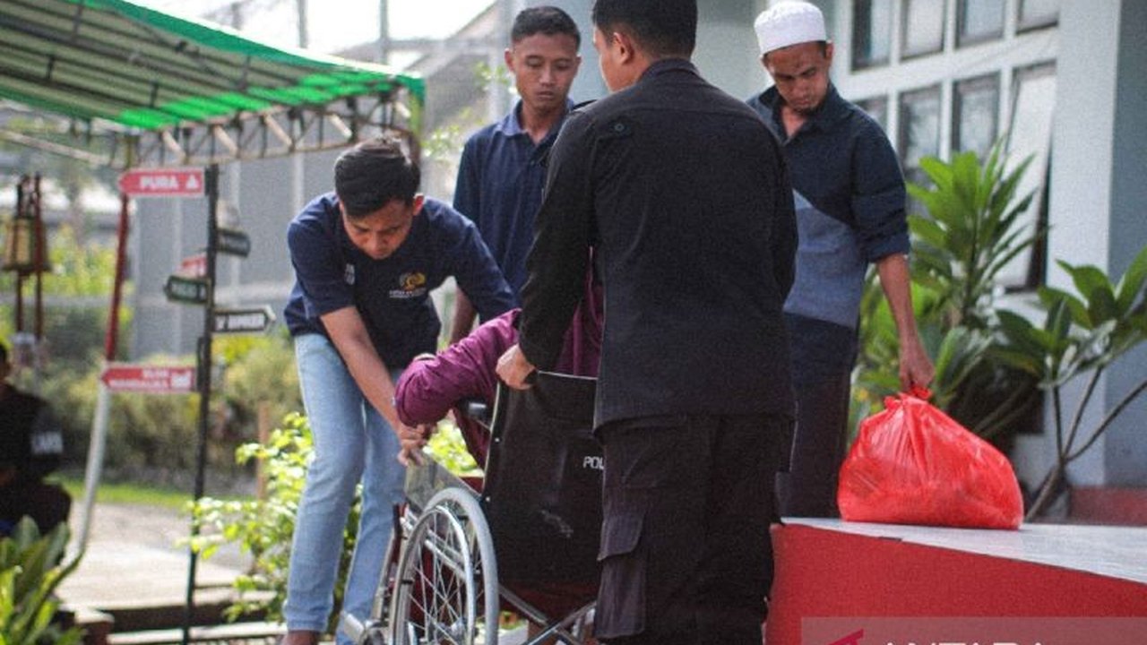 Lembaga Pemasyarakatan Kelas II A Lombok Barat memberikan pelayanan khusus bagi penyandang disabilitas dan lansia yang mengunjungi keluarga mereka selama Idul Fitri, termasuk menyediakan kursi roda dan pendampingan.