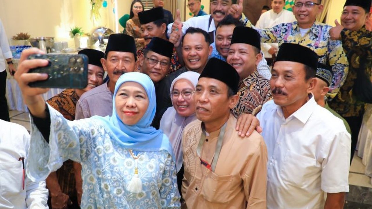 Ribuan warga Jawa Timur antusias menghadiri gelar griya Lebaran Gubernur Khofifah selama tiga hari, mempererat silaturahmi dan memberikan dampak positif bagi perekonomian lokal.