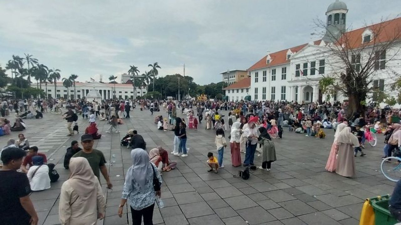 Ribuan warga memadati Kota Tua Jakarta pada hari raya Idul Fitri 2025 untuk menikmati keindahan bangunan bersejarah, wisata kuliner, dan berbagai hiburan keluarga.