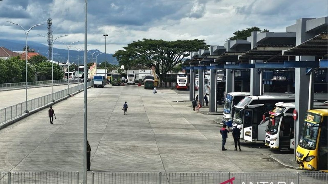 Terminal Arjosari, Malang, mencatat lonjakan jumlah penumpang bus AKAP dan AKDP pada H1-H2 Lebaran 2025, mencapai 13.215 orang, meningkat dibandingkan tahun sebelumnya.