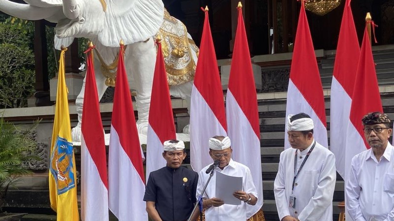 Pemerintah Provinsi Bali menerapkan larangan penggunaan plastik sekali pakai di Pura Besakih selama prosesi Ida Bhatara Turun Kabeh, dengan sanksi tegas bagi pedagang dan warga yang melanggar.
