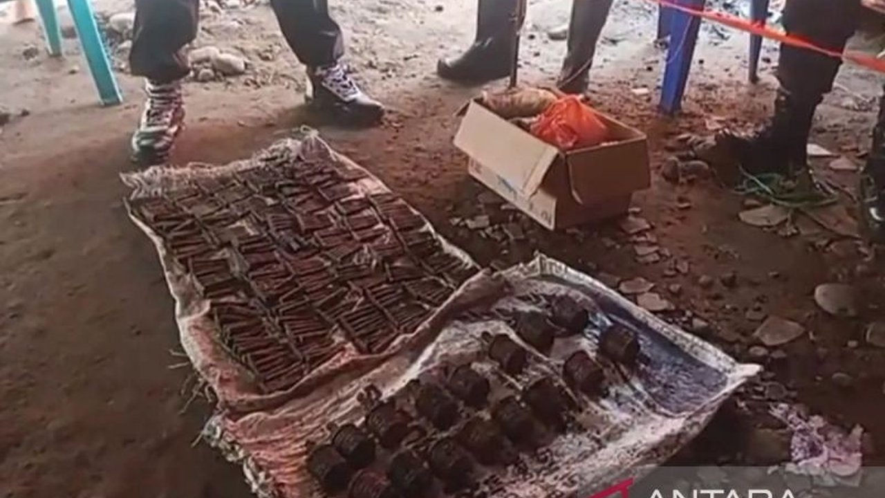 Penemuan 16 granat aktif dan 393 butir amunisi peninggalan Perang Dunia II di lokasi pengungsian erupsi Gunung Lewotobi Laki-laki, NTT, mengungkap sisi lain bencana alam.