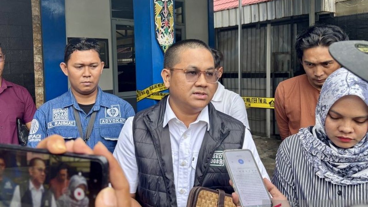 Keluarga jurnalis Juwita (23) yang dibunuh di Banjarbaru meminta penyidik TNI AL melakukan tes DNA terhadap cairan putih yang ditemukan di rahim korban untuk mengungkap motif pembunuhan tersebut.