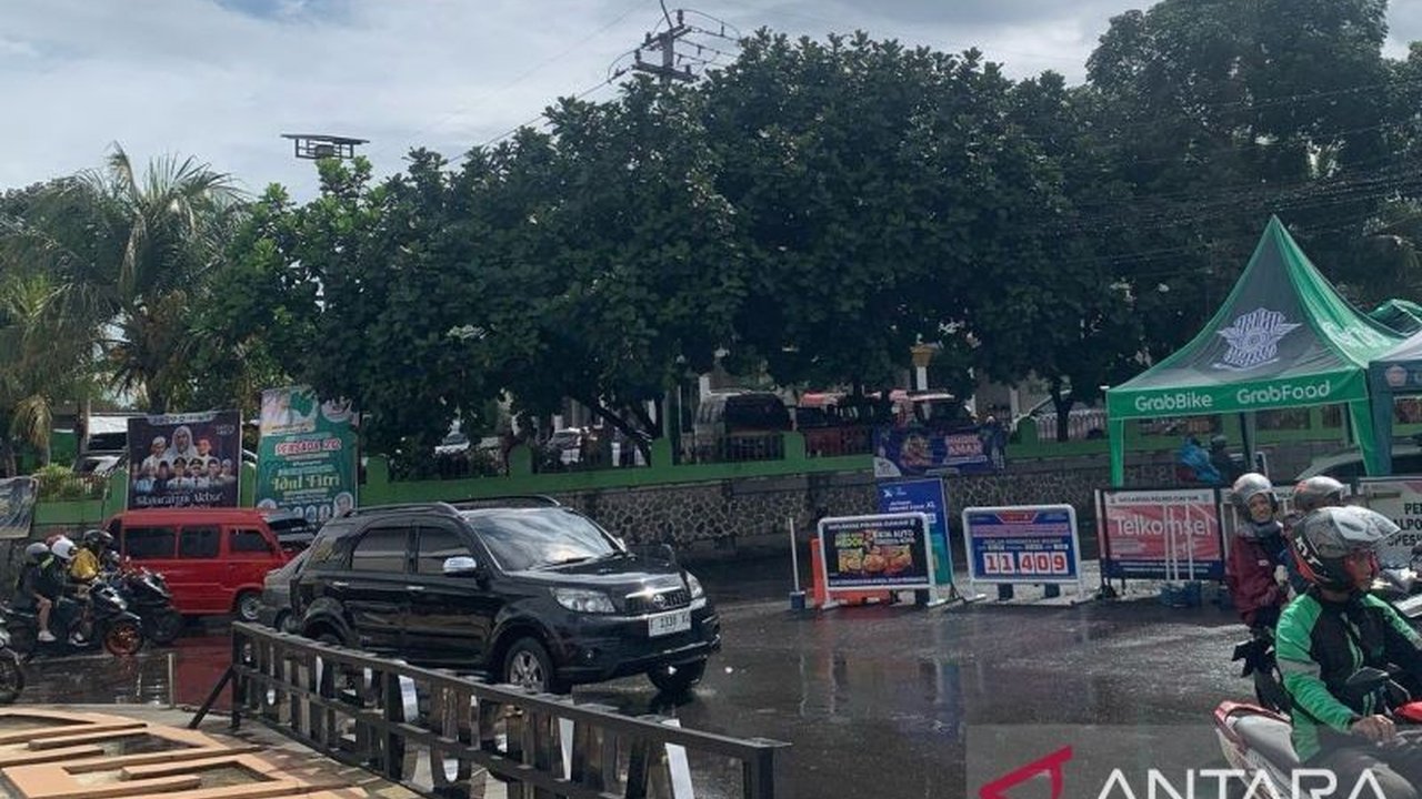 Kepolisian Resort Cianjur menutup jalur Puncak dari Cianjur untuk mengurai kemacetan panjang yang terjadi akibat arus mudik Lebaran, mengalihkan kendaraan ke jalur alternatif.