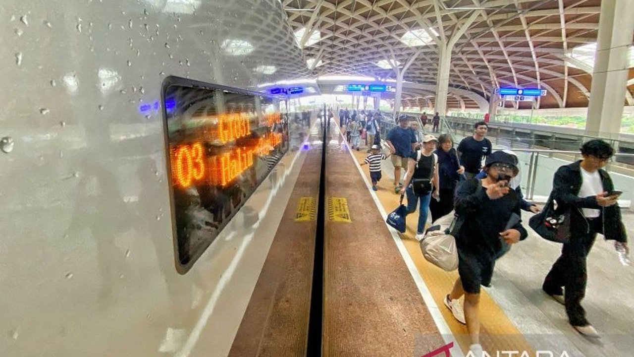 Kereta Cepat Jakarta-Bandung (KCIC) ramai digunakan pelancong selama libur Lebaran 2025, bukan pemudik, karena kenyamanan, kecepatan, dan aksesibilitas yang ditawarkan.