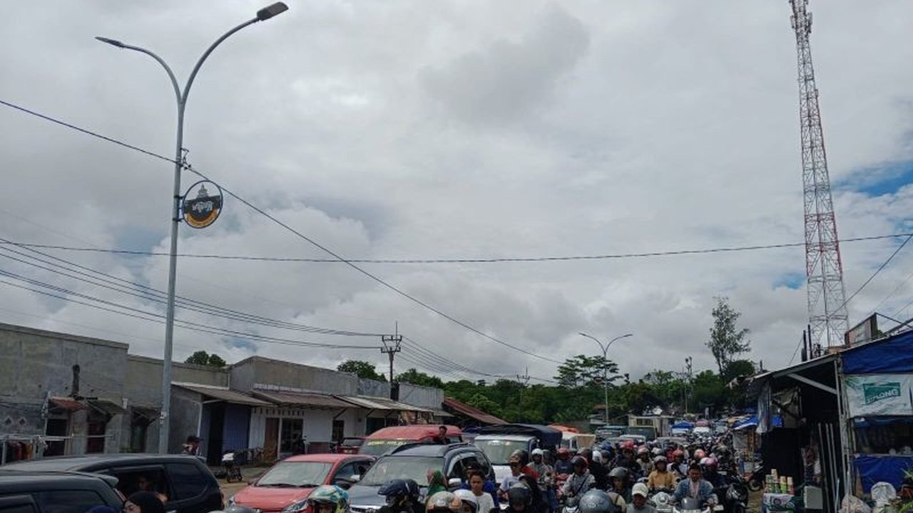 Kepolisian Resor Cilegon memberlakukan sistem buka tutup dan jalur alternatif di sejumlah titik menuju Pantai Anyer untuk mengurai kepadatan arus lalu lintas selama libur Lebaran 1446 H.