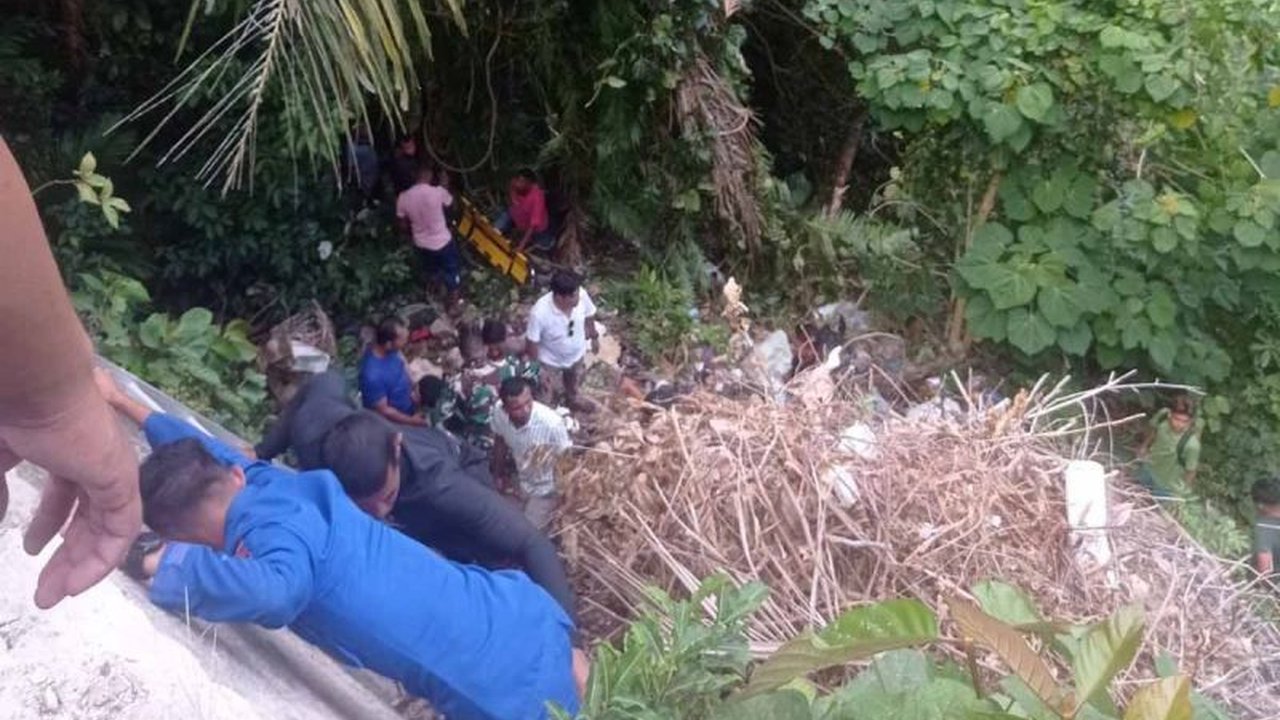 Kecelakaan tunggal di Sabang mengakibatkan satu korban meninggal dan tujuh lainnya luka-luka setelah minibus yang mereka tumpangi terperosok ke jurang sedalam 50 meter.