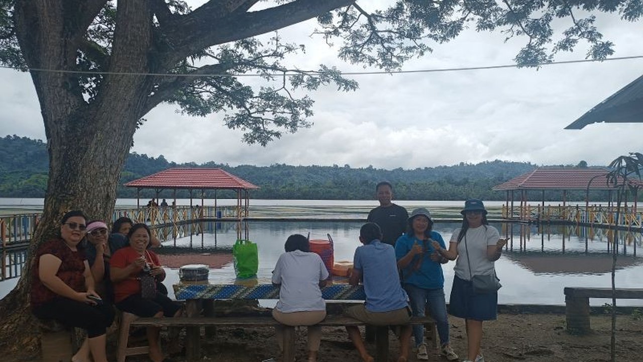 Peningkatan signifikan kunjungan wisatawan lokal ke Danau Talaga, Donggala, selama libur Lebaran mendorong peningkatan pendapatan warga sekitar.