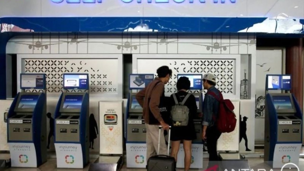 Bandara Kualanamu memprediksi puncak arus balik Lebaran 2025 terjadi pada 5-6 April, dengan peningkatan penumpang sekitar 5% dibandingkan tahun lalu; imbauan untuk check-in online guna menghindari penumpukan.