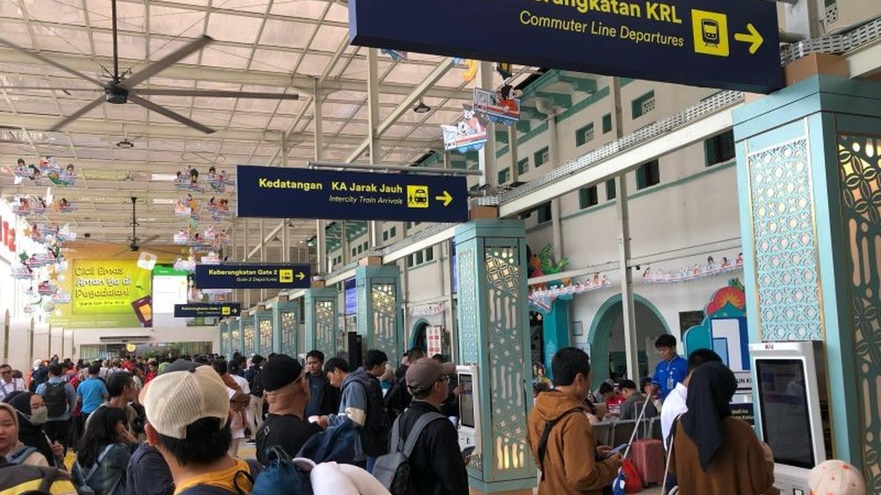 Hari ketiga Lebaran, Stasiun Pasar Senen ramai pemudik yang kembali ke Jakarta menggunakan kereta api karena berbagai alasan, mulai dari pekerjaan hingga kesulitan mendapatkan tiket untuk tanggal berikutnya.