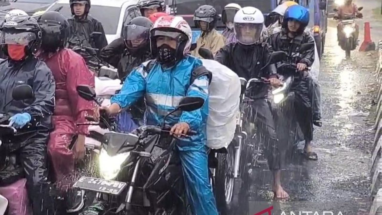 Jalur Pantura di Cirebon dipadati pemudik yang kembali ke Jakarta pada arus balik Lebaran 2025, dengan ribuan kendaraan melintas meski hujan deras mengguyur.