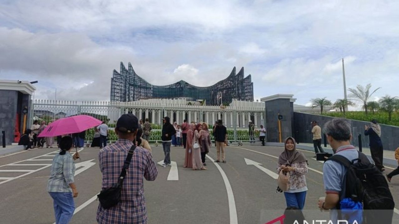 Pengunjung dari berbagai daerah di Indonesia mengaku takjub dengan perkembangan pembangunan Ibu Kota Nusantara (IKN) saat libur Lebaran, meskipun terjadi lonjakan pengunjung yang signifikan.