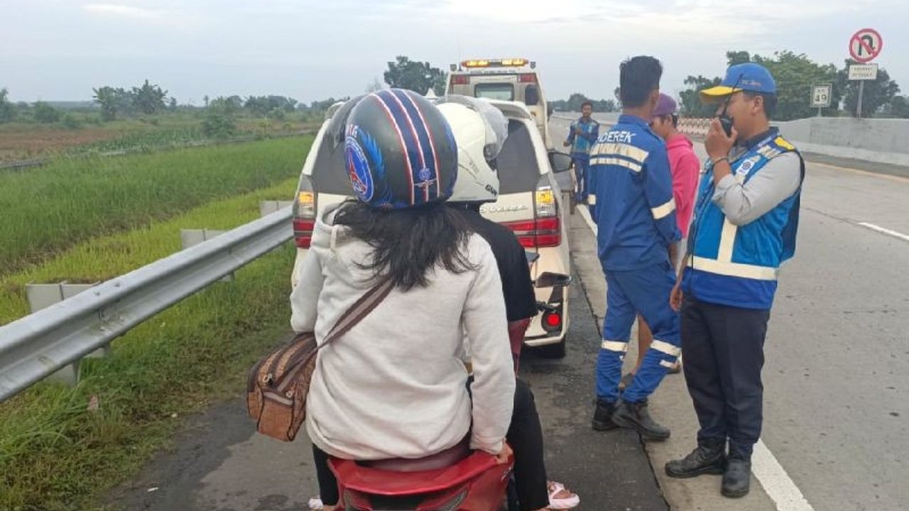 PT Jasamarga Kualanamu Tol mengevakuasi pengendara motor yang masuk tol Medan-Kualanamu karena mengikuti aplikasi peta, melanggar aturan yang hanya memperbolehkan kendaraan roda empat ke atas.