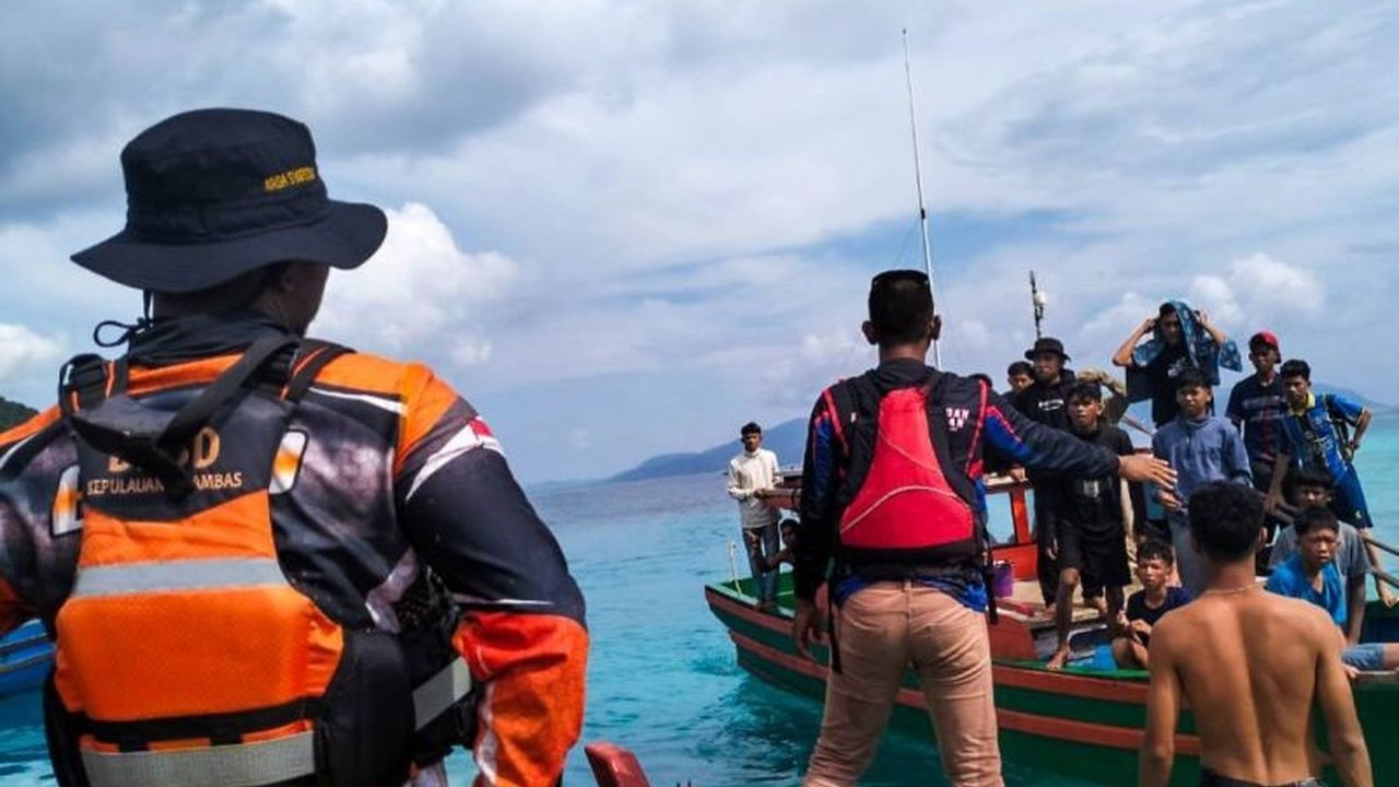 Tim SAR gabungan berhasil mengevakuasi sembilan penumpang pompong yang terbalik di perairan Anambas, Kepulauan Riau, tanpa adanya korban jiwa.