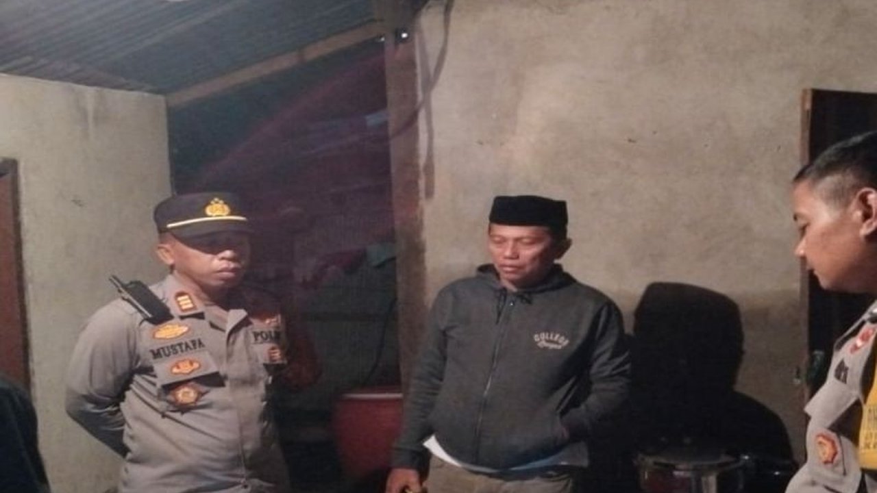 Dua warga Mamuju, Sulawesi Barat, Juharto dan Supriadi, tewas tersengat listrik saat menampung air hujan di dapur, menyoroti bahaya instalasi listrik yang tidak aman saat musim hujan.