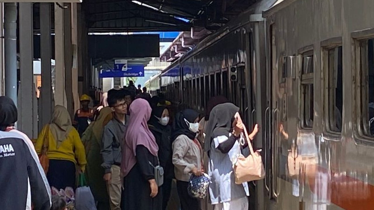 Kebijakan WFA terbukti efektif meratakan jumlah pemudik pasca Lebaran 2025, dengan jumlah penumpang KAI Daop 2 Bandung yang signifikan bahkan melebihi hari biasa.