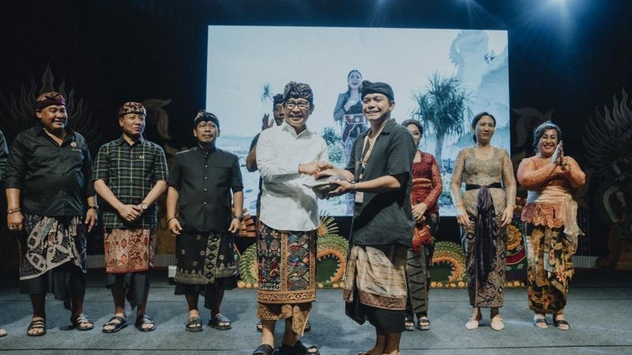 Pemerintah Kabupaten Badung memberikan bantuan hibah Rp700 juta untuk renovasi Pura Pedharman Sira Arya Kanuruhan di Karangasem, sebagai wujud nyata pelestarian budaya Bali.
