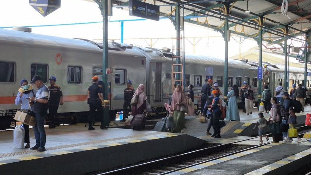 PT KAI Daop 7 Madiun mengingatkan calon penumpang kereta api untuk mematuhi aturan bagasi dan barang bawaan selama arus balik Lebaran 2025, dengan sanksi bagi yang melanggar.