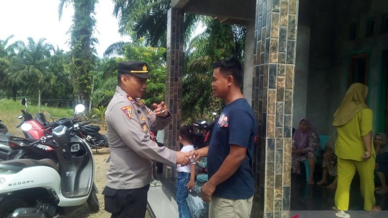 Kepolisian Resor Mukomuko memberikan bantuan kepada korban kebakaran rumah di Desa Teruntung, Kecamatan Teras Terunjam, yang menghanguskan rumah kosong milik Iwan (34) pada Selasa malam.