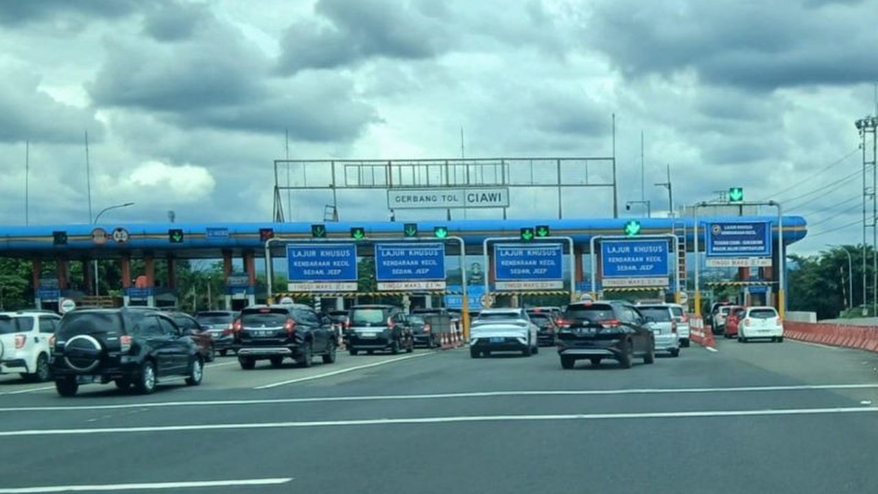 Lonjakan lalu lintas signifikan terjadi di ruas tol Jabodetabek dan Jabar pada H2 Lebaran 2025, terutama menuju Puncak dan Bandung, dengan peningkatan persentase yang bervariasi di sejumlah gerbang tol.