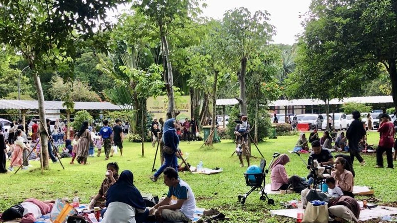 Ekonom Trimegah Sekuritas, Fakhrul Fulvian, melihat perbaikan ekonomi pasca Idul Fitri 1446 H dari meningkatnya kunjungan ke pusat-pusat hiburan, meskipun tantangan global masih ada.