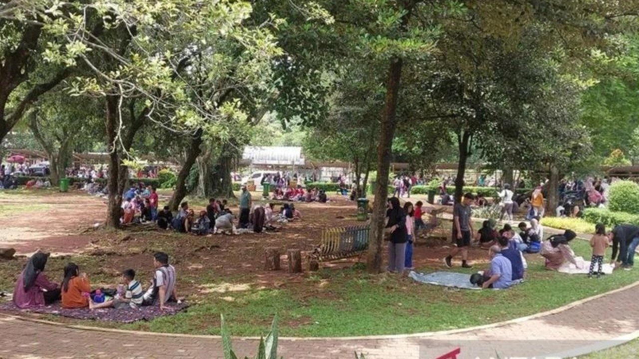 Taman Margasatwa Ragunan dipadati 102.928 pengunjung pada H+2 Lebaran, meningkat 53 persen dibanding H+1, dengan berbagai aktivitas menarik ditawarkan.