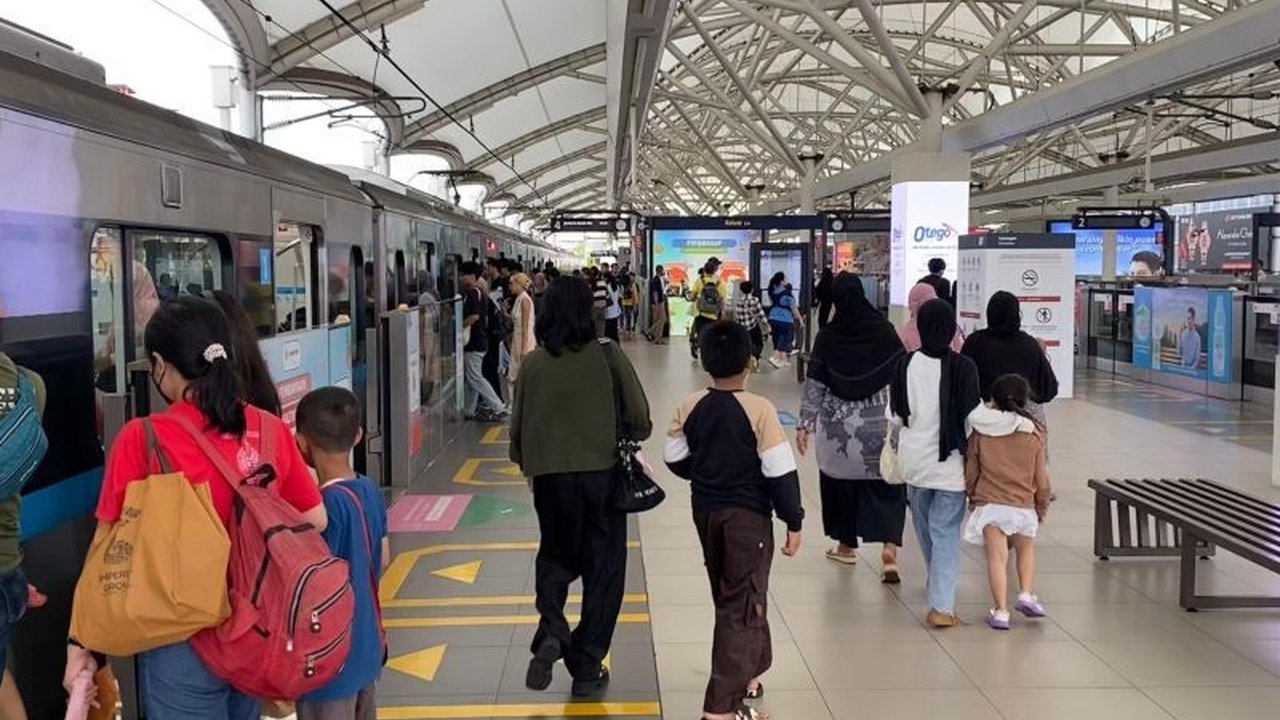 PT MRT Jakarta mencatat 76.106 pengguna selama libur Lebaran 2025, menunjukkan tren positif penggunaan transportasi publik di tengah periode libur panjang.