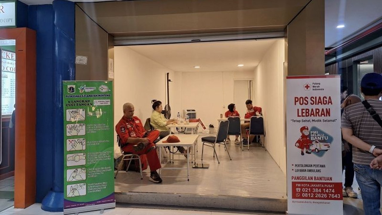 Palang Merah Indonesia (PMI) Jakarta Pusat siagakan tiga tenaga kesehatan di Stasiun Gambir selama arus balik Lebaran untuk memberikan pertolongan medis kepada penumpang kereta api.
