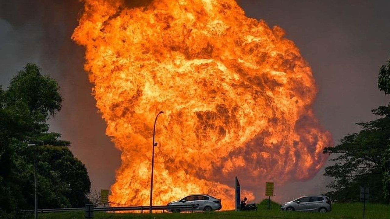 Kebakaran pipa gas utama Petronas di Selangor, Malaysia, menyebabkan 112 orang luka dan 49 rumah terdampak; penyelidikan penyebab kebakaran masih berlangsung.