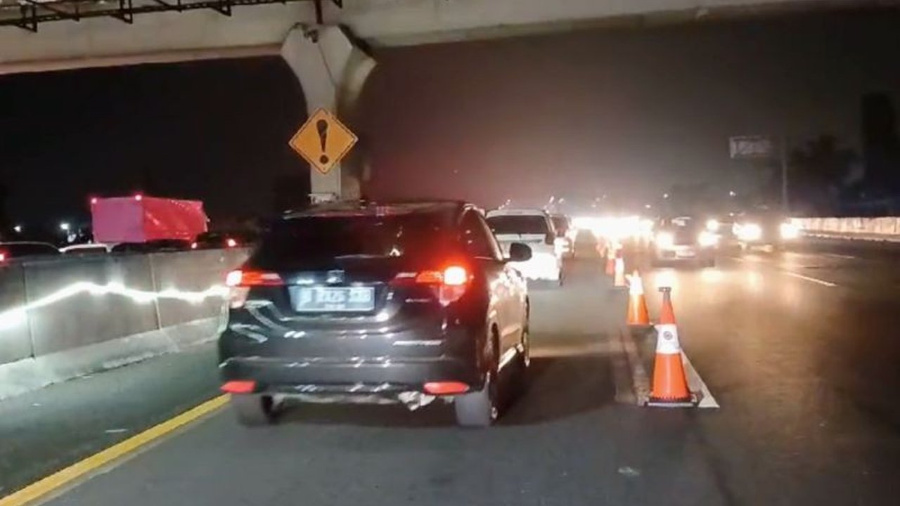 Kemacetan arus balik Lebaran terjadi di Tol Jakarta-Cikampek, pihak Jasa Marga menerapkan contraflow, sementara Tol Cipali mengalami peningkatan volume kendaraan.