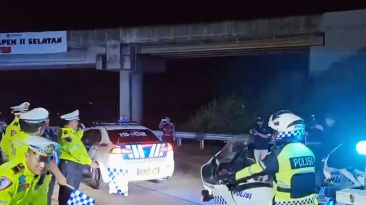 Jalur fungsional Tol Japek II Selatan sepanjang 31,25 kilometer mulai beroperasi Rabu malam untuk mengurai kemacetan arus balik Lebaran, khususnya di Simpang Susun Dawuan KM 66 B.