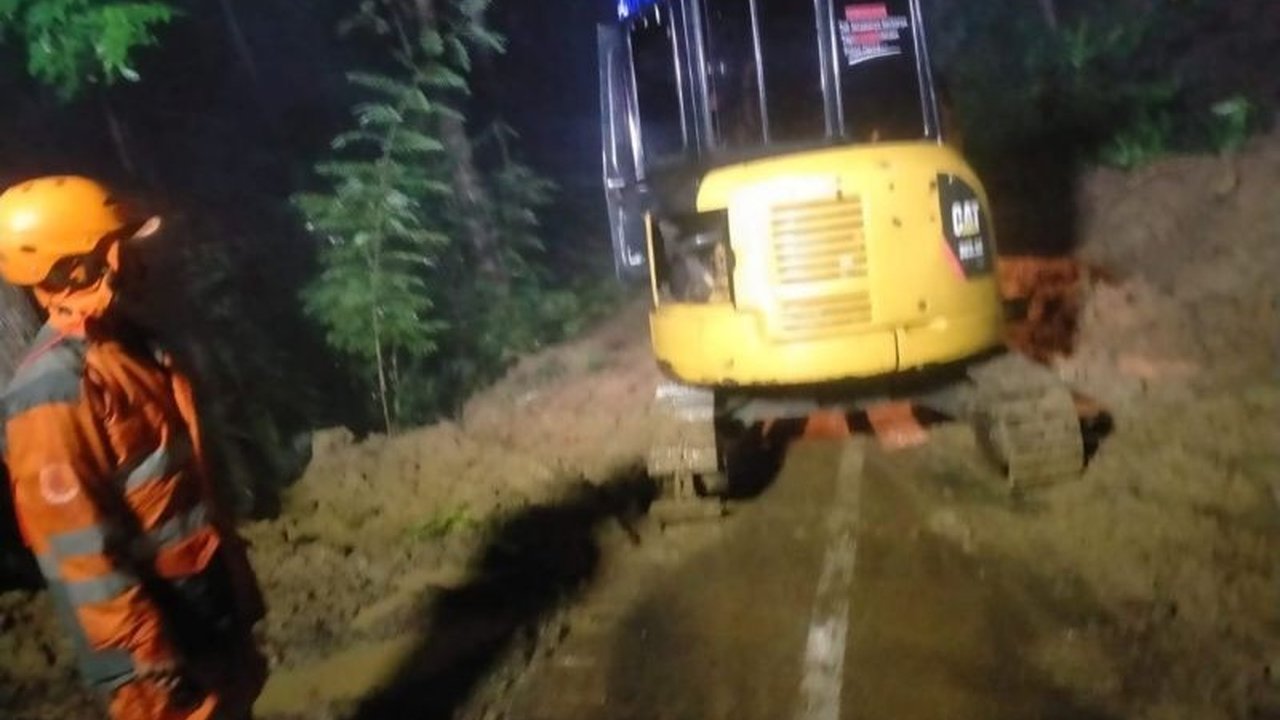 BPBD Ciamis melakukan asesmen dan penanganan darurat bencana tanah longsor, banjir, dan pohon tumbang di empat kecamatan akibat cuaca ekstrem, tanpa korban jiwa namun menimbulkan kerugian materi.