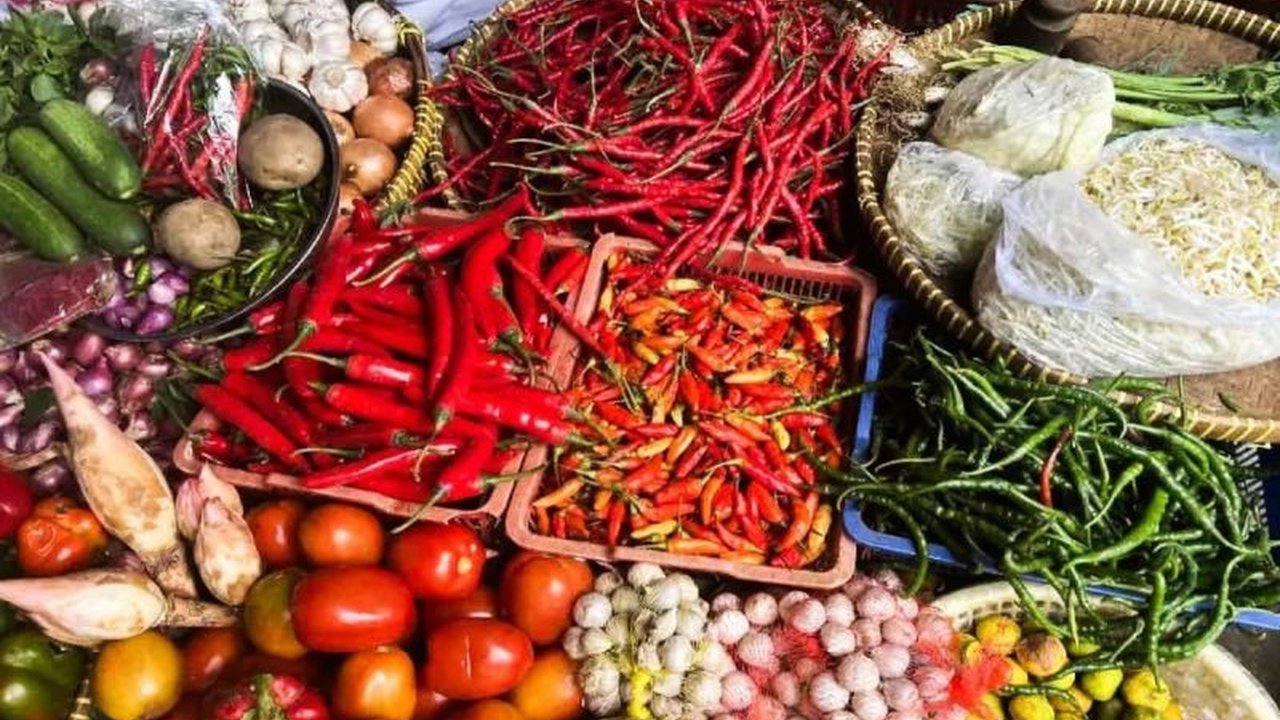 Kepala Ekonom Trimegah Sekuritas Indonesia melihat harga pangan yang stabil setelah Lebaran sebagai indikator positif bagi perbaikan ekonomi nasional, di tengah tren kenaikan harga telur di berbagai negara.