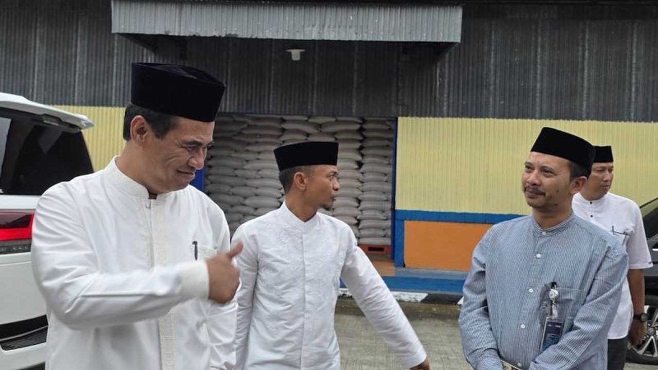Menteri Pertanian melakukan sidak empat gudang Bulog di Bone, Sulsel, saat Lebaran dan menemukan stok gabah mencapai 186 ribu ton, tertinggi dalam beberapa tahun terakhir.