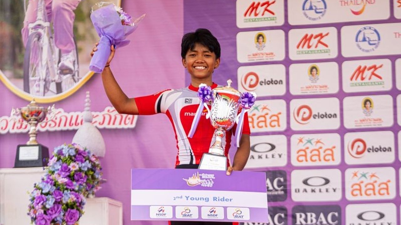 Andini Putri, pembalap sepeda muda Indonesia, berhasil meraih peringkat kedua dalam kategori Best Young Rider di Tour of Thailand 2025, sekaligus menjadi pembalap Indonesia terbaik di Klasifikasi Umum Perseorangan.