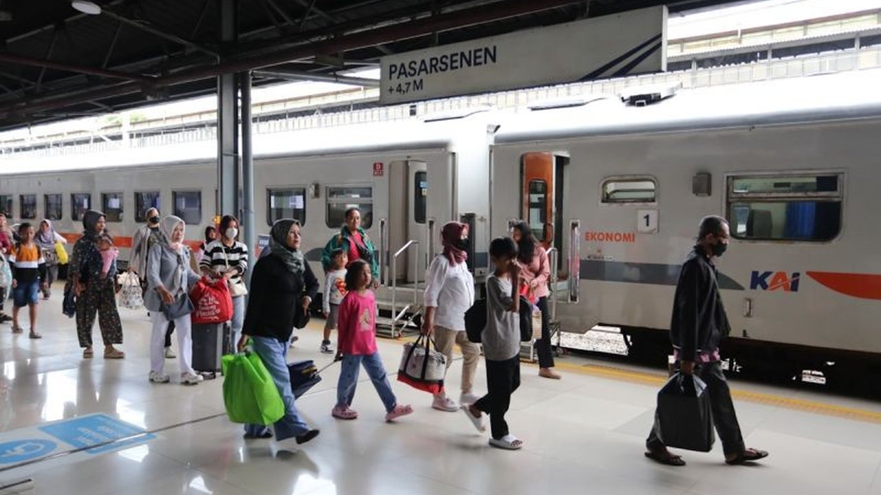 PT Kereta Api Indonesia (KAI) berhasil mengangkut lebih dari 2,2 juta pemudik selama periode mudik Lebaran 2025, dengan tingkat okupansi mencapai 81,43 persen dari total kapasitas tempat duduk yang disediakan.